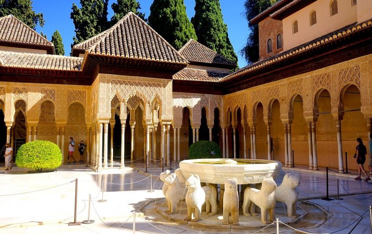Una investigación pionera sobre la cerámica de la Alhambra descubre piezas  de colores que decoraban el Patio de Comares o el Palacio de los Leones